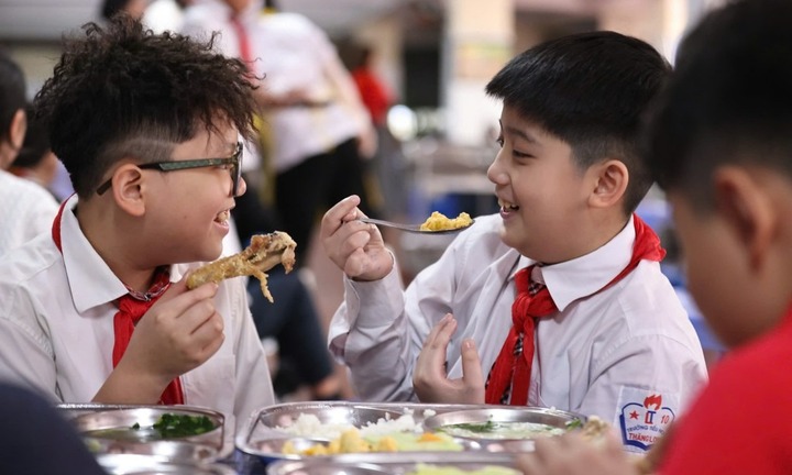 Hà Nội chính thức hỗ trợ tiền ăn trưa cho học sinh tiểu học, không phân biệt công lập hay tư thục
