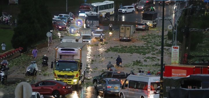 Clip: Đà Lạt ngập sâu sau mưa lớn, ô tô xe máy lưu thông trên dòng nước đầy bèo