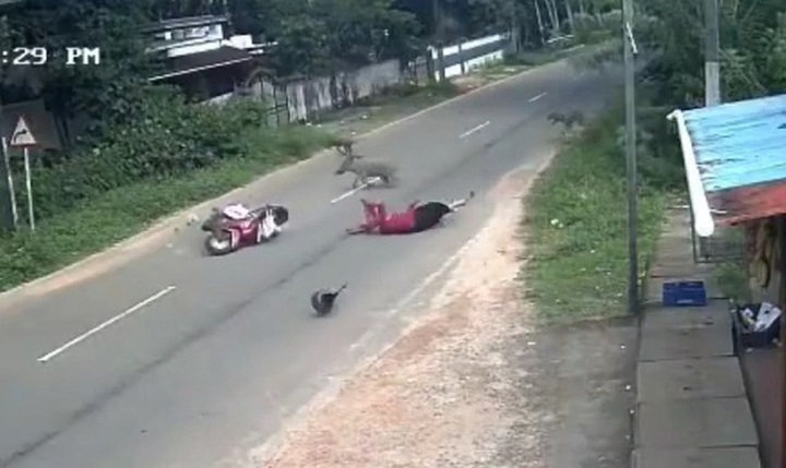 Clip: Đang chạy xe trên đường vắng, người phụ nữ bị 