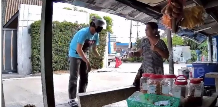 Clip: Kẻ cướp chắp tay xin lỗi nạn nhân sau khi cướp dây chuyền vàng thất bại ở Thái Lan