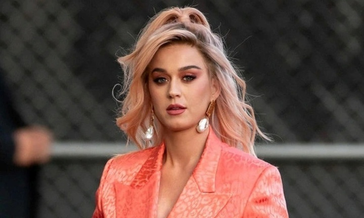 Nữ ca sĩ nổi tiếng vướng rắc rối do quay MV trái phép 