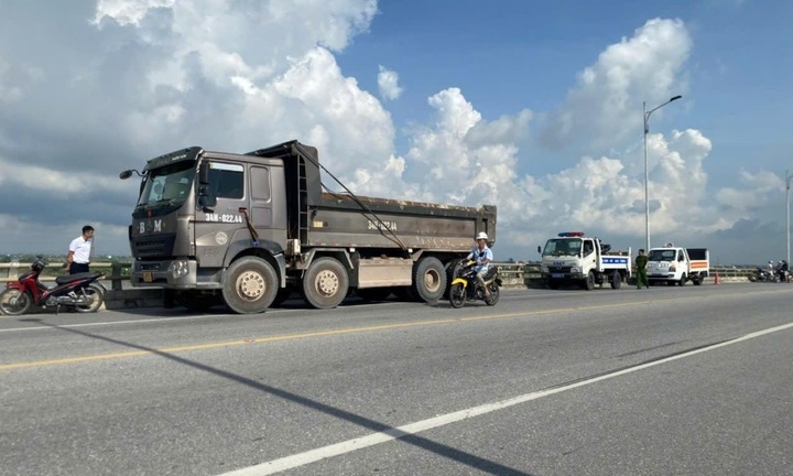 Tin tức tai nạn giao thông mới nhất ngày 13/8: Va chạm với ô tô tải trên, người phụ nữ tử vong