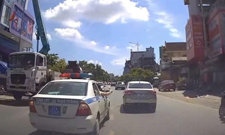 Cảnh sát giao thông mở đường, dẫn ô tô chở người phụ nữ nguy kịch đi cấp cứu kịp thời