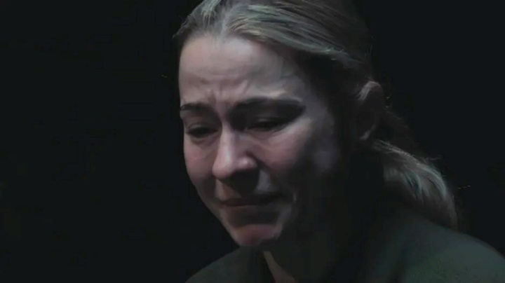 Nữ ca sĩ khóc nghẹn khi kể lại ký ức bị nhân viên khách sạn xâm hại lúc say