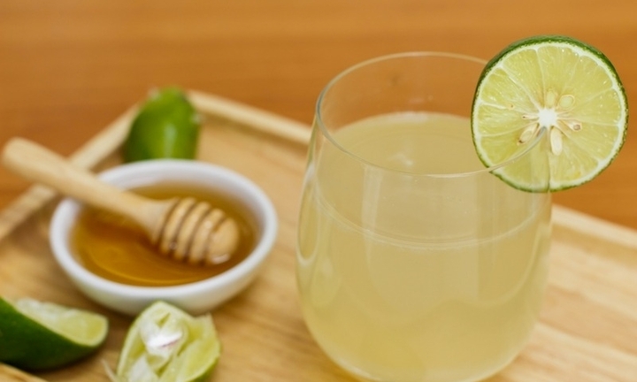 Uống nước chanh pha mật ong có giải rượu bia không?