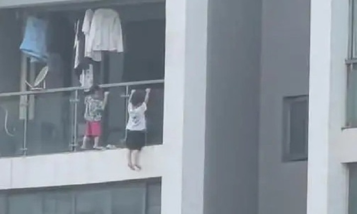 Thót tim cảnh 2 bé trai đùa giỡn,