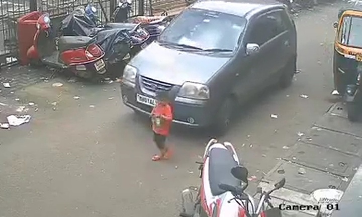 Clip: Camera ghi lại khoảnh khắc bé trai bất ngờ chạy ra đường và bị ô tô cán trúng