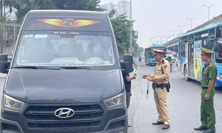 CSGT Hà Nội tăng cường xử lý xe kinh doanh vận tải vi phạm