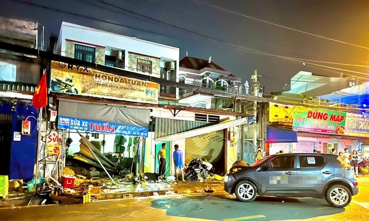 Hiện trường vụ ô tô tông sập 2 nhà dân, 2 người bị thương nặng ở TP.HCM