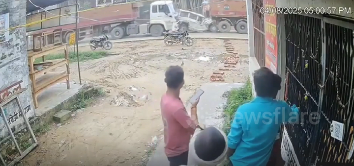 Clip: Ám ảnh khoảnh khắc SUV bị kẹp chặt giữa 2 xe đầu kéo, đầu xe bẹp rúm khó tin