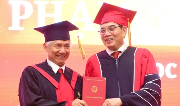 Cụ ông 75 tuổi nhận bằng tốt nghiệp bác sĩ loại giỏi