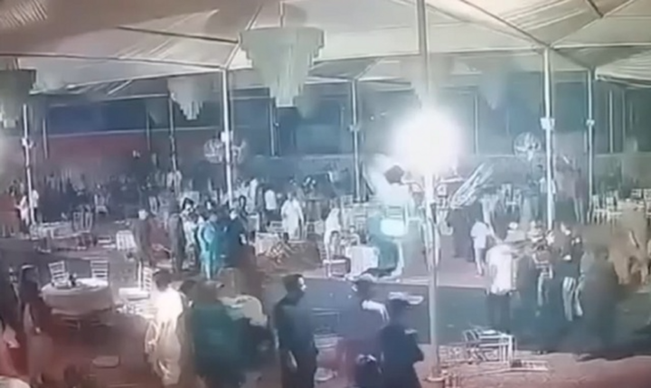 Clip: Tranh cãi dẫn tới ẩu đả, gia đình cô dâu, chú rể cầm ghế lao vào đánh nhau ngay tại tiệc cưới
