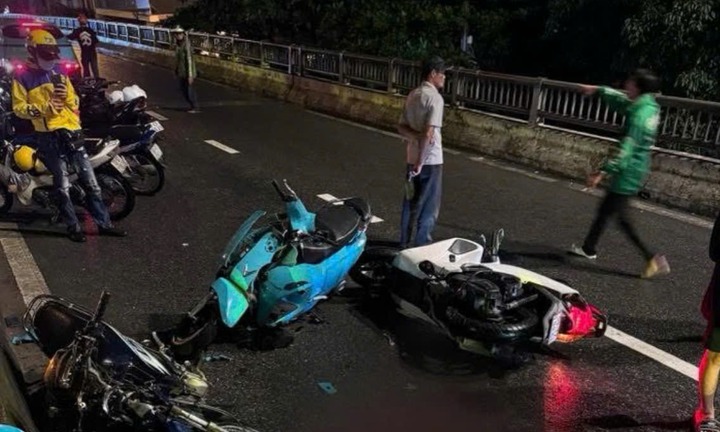 Hiện trường vụ xe máy chạy ngược chiều gây tai nạn trên cầu vượt Ngã Tư Ga, 2 người đi cấp cứu