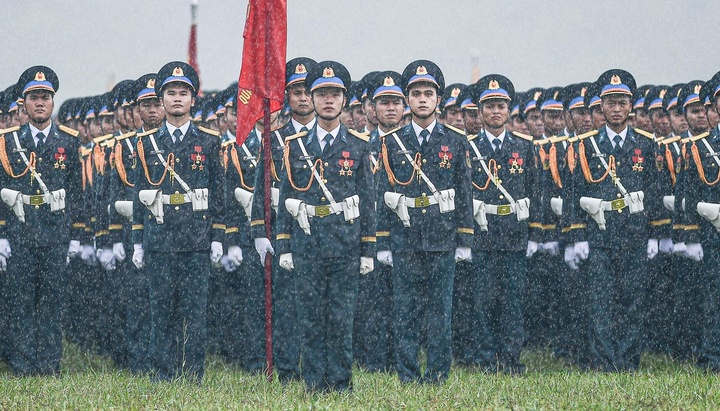 Hơn 16.300 chiến sĩ kiên cường hợp luyện diễu binh dưới cơn mưa tầm tã