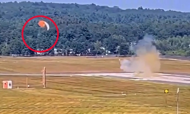 Clip: Ghế phóng bất ngờ kích hoạt, hành khách bị hất văng khỏi tiêm kích Mỹ