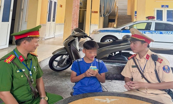 CSGT hỗ trợ cháu bé đi lạc từ Bắc Ninh lên Hà Nội về với gia đình