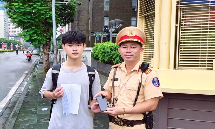 Nhận lại tài sản bị rơi, nam sinh viết tâm thư cảm ơn CSGT Hà Nội