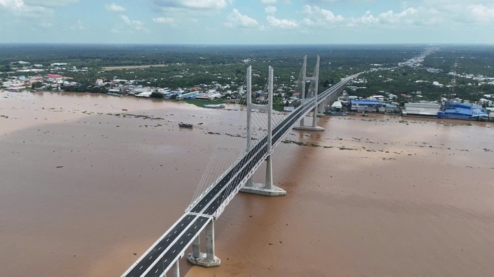 Ngắm cầu dây văng hơn 6.800 tỷ nối liền tỉnh Tiền Giang và Bến Tre