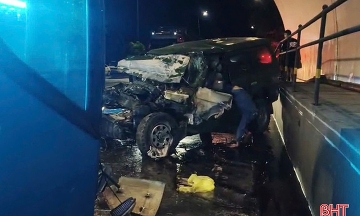 Hiện trường vụ 2 ô tô tông nhau trong hầm Đèo Ngang, 2 người tử vong