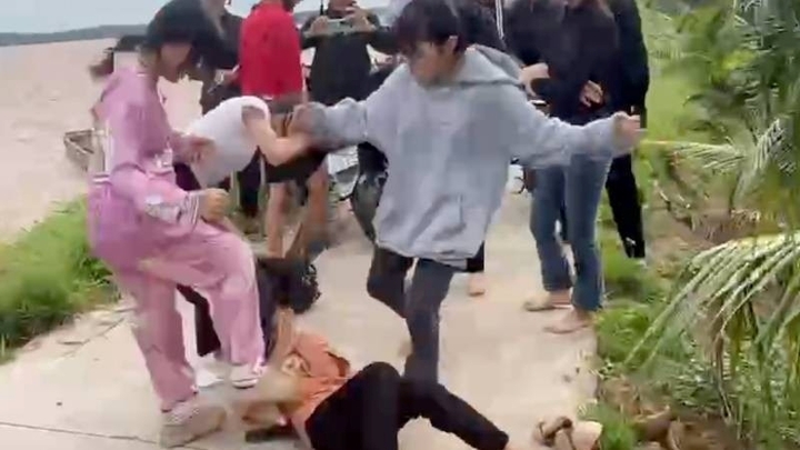 Công an làm việc với các học sinh và phụ huynh liên quan vụ đánh bạn, phát tán clip ở Vĩnh Long