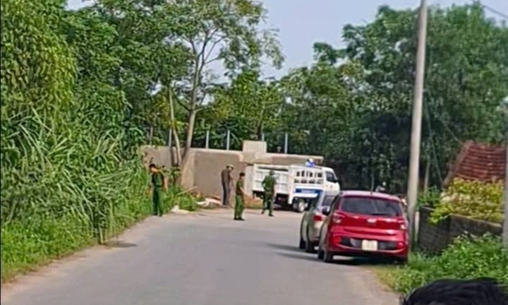 Đi cắt cỏ, người dân hốt hoảng phát hiện 2 thi thể đang phân hủy dưới mương nước