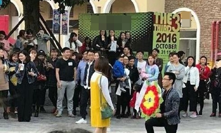 Mang vòng hoa tới cầu hôn, nam thanh niên bị bạn gái tát tới tấp