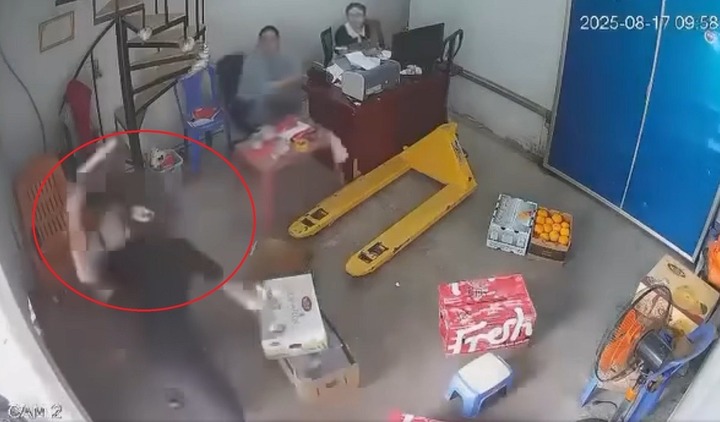 Tạm giữ đối tượng cầm dao xông vào nhà chém 3 người bị thương ở Hải Phòng