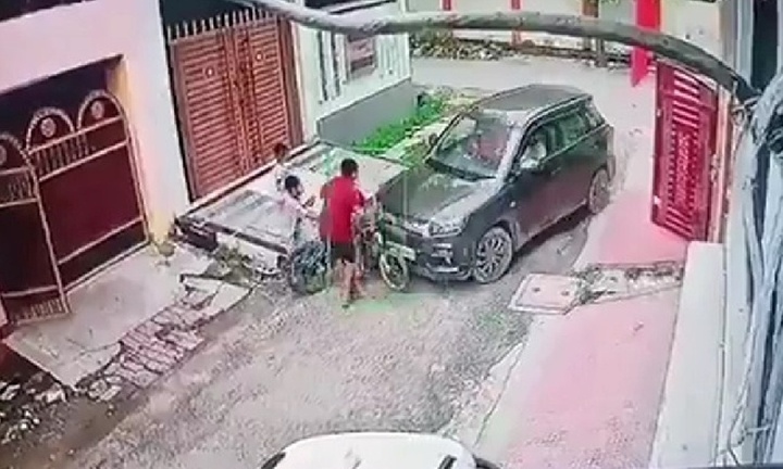 Clip: Ô tô bất ngờ tăng tốc, đâm 3 đứa trẻ đang chơi trước cửa nhà