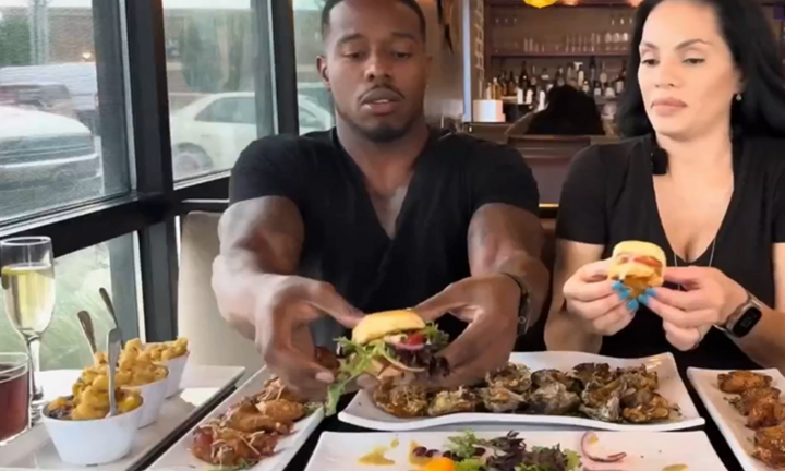 Ô tô lao vào nhà hàng, cửa kính vỡ tung tóe, 2 Influencer thoát nạn trong gang tấc