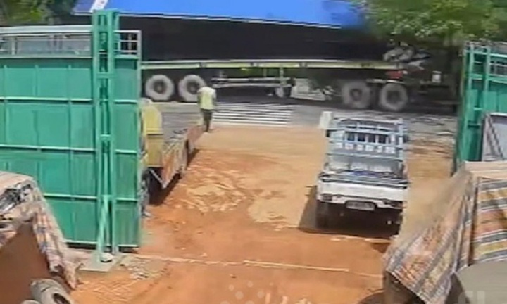 Clip: Thùng container rơi khỏi xe tải, đè trúng nhiều học sinh đi đường, 9 người bị thương