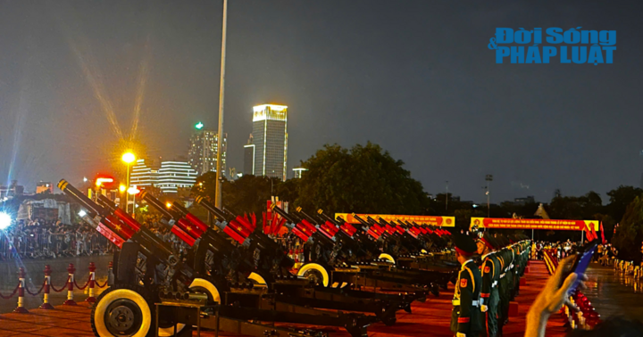 Người dân phấn khích xem màn bắn đại bác tại SVĐ Mỹ Đình trong buổi tổng hợp luyện diễu binh, diễu hành