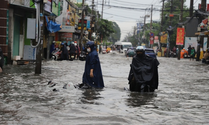 Mưa lớn khiến đường phố thành 