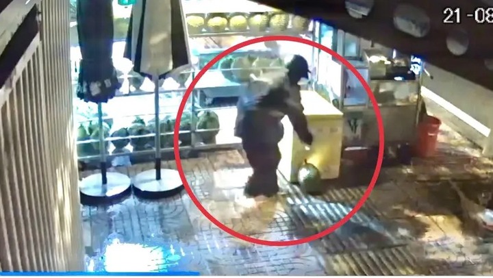 Camera ghi cảnh 2 người đàn ông mặc áo mưa, táo tợn trộm 40kg sầu riêng trong đêm