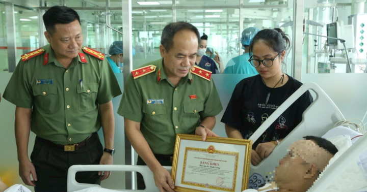  Giám đốc Công an Hà Nội trao Bằng khen cho Đại úy Lê Đình Công bị thương khi làm nhiệm vụ A80