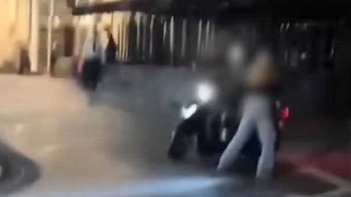 Clip: Bị phàn nàn vì lái ẩu, vượt đèn đỏ, tài xế xe ôm công nghệ tăng ga, cố tình lao vào nữ hành khách