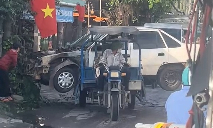 Xác minh clip xe ba gác chở ô tô phía sau, gây cản trở giao thông ở TP.HCM