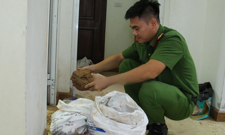 Triệt phá nhóm lừa đảo qua hình thức livestream bán đá “đổ thạch”, bắt giữ 11 đối tượng