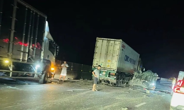 Hiện trường vụ tai nạn liên hoàn giữa 5 xe ô tô trên cao tốc Bắc - Nam