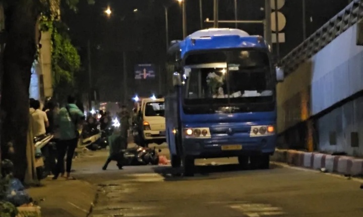 Hiện trường vụ xe đưa rước công nhân va chạm xe máy, bé 2 tuổi tử vong