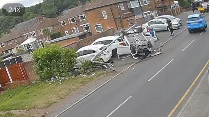 Khoảnh khắc kinh hoàng: Ô tô mất lái lao 