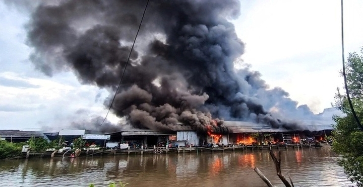 Bắt Phạm Văn Phúc chém vợ hờ rồi đốt nhà, gây cháy 57 ki-ốt chợ vì ghen tuông ở Cà Mau