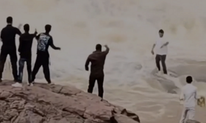 Clip: Nam YouTuber bị cuốn trôi mất tích khi đang quay phim tại thác nước nổi tiếng