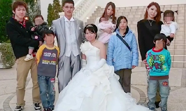 Chàng trai gen Z lấy vợ hơn 12 tuổi, cật lực làm việc nuôi 4 đứa con, 4 đứa cháu của vợ