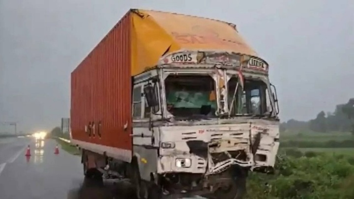 Clip: Hiện trường vụ xe tải đâm vào xe kéo, 8 người tử vong, 43 người bị thương