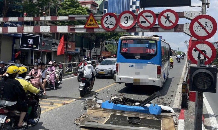 Hà Nội: Xử phạt tài xế điều khiển xe khách đi lên cầu vượt Tây Sơn