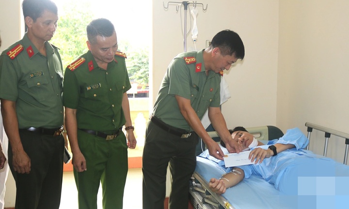 Khống chế đối tượng hung hãn, dùng kiếm đâm em dâu, tấn công lực lượng công an