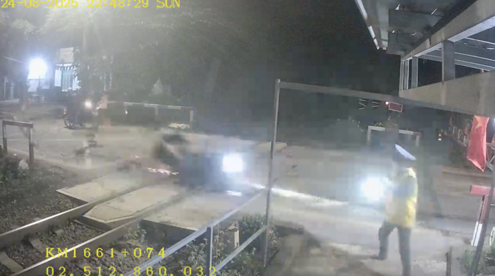 Thêm một trường hợp xe máy tông văng rào chắn đường sắt khi tàu hỏa sắp lao tới