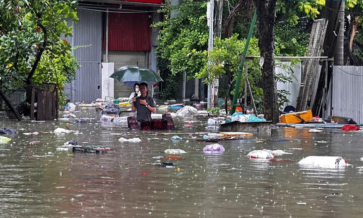 Hà Nội mưa lớn suốt đêm đến sáng, người dân bì bõm đến công sở, nhiều điểm ngập sâu không thể đi qua