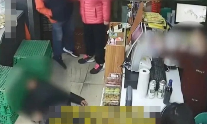 Cãi nhau với nhân viên cửa hàng tạp hóa, người phụ nữ đột quỵ rồi tử vong