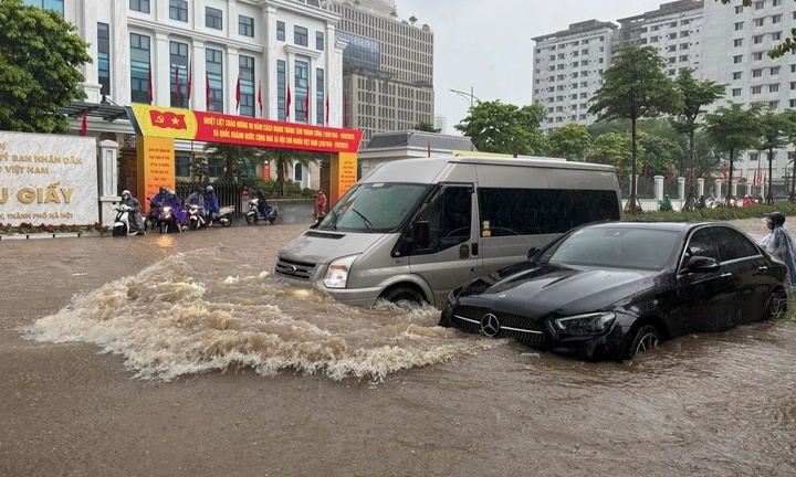 Lý do bão số 5 Kajiki dị thường đổ bộ miền Trung nhưng Hà Nội mưa lớn, ngập nặng